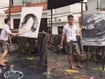 Chàng trai vẽ tranh bằng phong cách 'vẩy mực'