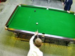 Chàng trai chơi bida xỉu ngang khi bi cái rơi xuống lỗ