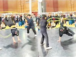 Chàng trai nhảy dây kiểu hip hop