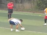 Chàng trai quê một cục vì ra vẻ khi sút penalty