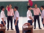 Thầy giáo kiểm tra miệng theo phong cách 'nụ cười quyết định số phận'