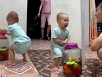 Bé trai ngâm đồ chơi vào bình rượu của ông