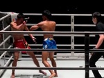 Khán giả phấn khích khi võ sĩ chơi xấu bị hạ knock out