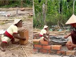 Chú khỉ chăm chỉ làm phụ hồ cho sen