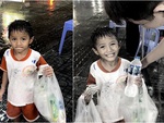 Cậu bé nhặt ve chai nhất quyết đòi trả tiền khi được chủ quán cho cơm