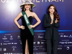 Miss Earth các nước đội nón lá, đeo sash do Trương Ngọc Ánh trao