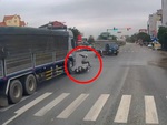 Thanh niên thoát chết khi chạy xe máy tạt đầu ô tô tải bị tông
