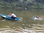 Đám đông cười như được mùa khi thấy bạn bị lật thuyền giữa trời lạnh