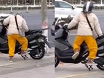 Cười sảng với cô gái gồng mình gạt chân chống đứng xe máy