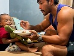 Bố bất lực khi bón cơm cho con ăn