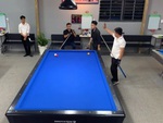 Hai cơ thủ thay nhau giơ tay xin lỗi vì lượm được siêu phẩm bida rùa