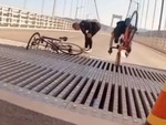 Người đi xe đạp gặp tai nạn liên hoàn trên cầu vì rãnh thoát nước