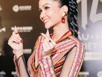 H'Hen Niê có hành động cực đáng yêu khi chụp ảnh cùng fan lớn tuổi