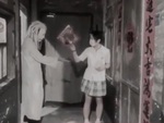 'Ma' sung sướng khi được cô gái cho tiền