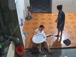 Cô gái trượt chân làm đổ mâm bát đũa