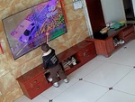 Bé trai nghịch ngợm cầm gậy đập vỡ màn hình tivi