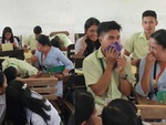 Nam sinh ngủ gục trong lớp hú hồn khi thấy cô giáo ngồi kế bên