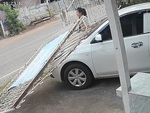 Cô gái hú hồn khi cửa cổng đổ đè lên ô tô