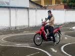 Thanh niên đi xe máy lượn vòng số 8 liên tục chống chân, chạm vạch