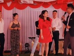 Cô gái bối rối khi MC đố 'con gì có 3 đầu 9 đuôi?'