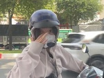 Cô gái quê một cục khi mượn kính ô tô để soi gương