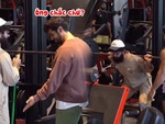 Anh lao công nâng tạ siêu đỉnh khiến hai gymer ngơ ngác