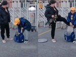 Bé trai bỏ chó cưng vào cặp mang lên trường bị mẹ cho ăn đòn