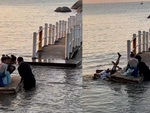 Hai cô gái ngã nhào xuống biển khi đi chụp hình sống ảo