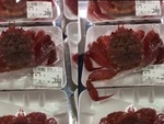 Cua phá màng ni lông khi được niêm giá trên gian hàng siêu thị