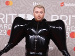 Ca sĩ Sam Smith bị chế nhạo vì mặc đồ cao su bơm hơi trên thảm đỏ Brit Awards 2023