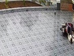 Hai cô gái ngã dập mông vì nền sân lát gạch hoa
