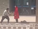 Anh chồng sợ vợ nhưng lại thích bật nóc nhà