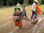 Bé trai 'chịu đấm ăn xôi' khi chơi trò kéo mo cau