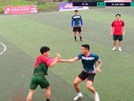 Hai cầu thủ 'tỉ thí võ công' sau pha đánh nguội