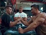 Thanh niên cơ bắp vật tay thua vì khinh thường đối thủ