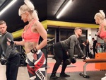 Chàng trai có dáng đi kỳ dị khi khổ luyện tập gym