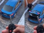 Chàng trai ngồi trên tầng cao cười khoái chí troll bạn mở cốp ô tô