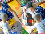Em bé một mực giành ghế với bà và hành động sau đó khiến ai cũng tan chảy