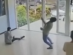 Chàng trai bị quả báo vì cười bạn đập mặt vào kính cường lực