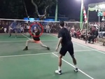 Cô gái tấu hài khi chơi cầu lông khiến khán giả cười nắc nẻ