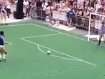 Cũng là sút penalty nhưng mà nó lạ lắm