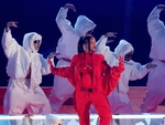 Concert 'khoe bụng bầu' của Rihanna bị khiếu nại vì gợi dục