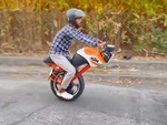 Nhóm thanh niên Ấn Độ chế mô tô điện một bánh