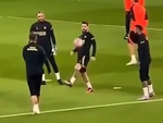 Pha xử lý ảo tung chảo của Neymar khi chơi bóng bổng với Messi