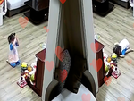 Bé gái chắp tay vái lạy Thần Tài