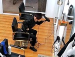 Chồng trẻ cười sung sướng khi nhặt được tiền rơi của vợ