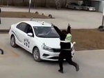 Màn hướng dẫn học viên lùi chuồng cực ngầu của thầy dạy lái xe