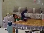 Bé trai lén xem tivi dùng đủ chiêu trò để qua mặt bố