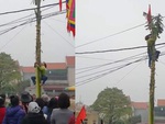 Cô gái trèo cây chuối như Người Nhện