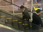 Người đàn ông đi thang cuốn kiểu ngược đời